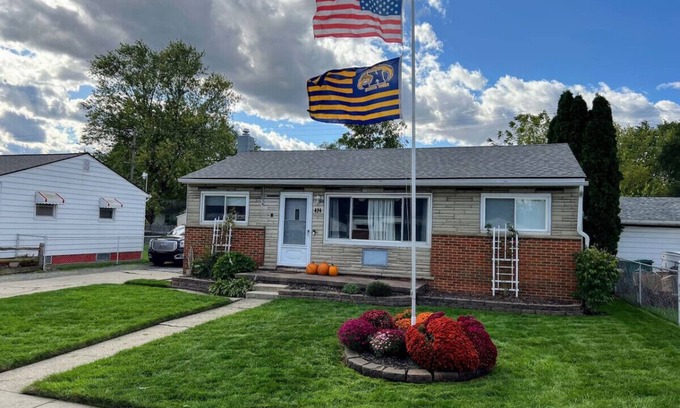 Ypsilanti House | Cute home near EMU and U of M