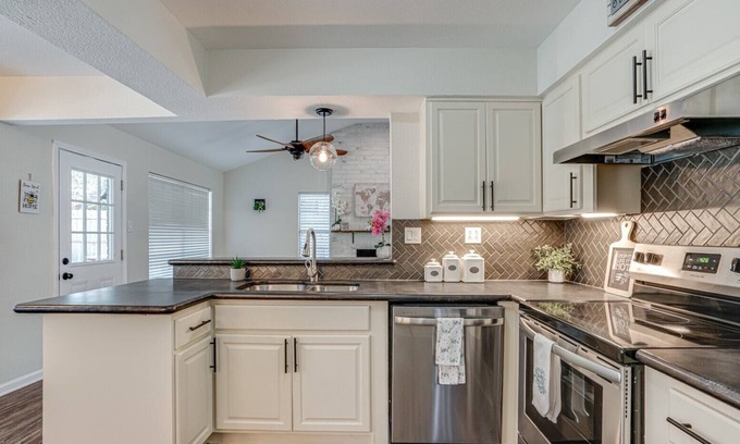 North San Antonio - SAT House | Cute home with a Backyard pool!