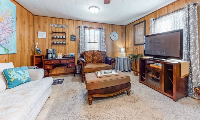 Aransas Pass House | Cute home with fast WiFi, central AC, fenced yard, screened porch, firepit & W/D