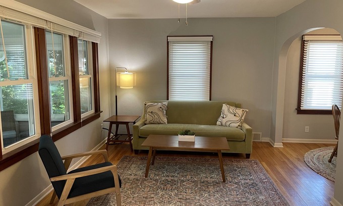 Madison House | Cute house close to hospital, UW, shops, bike trails and restaurants