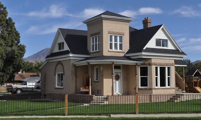 Spanish Fork House | Cute House on The Corner: Whole House close to everything, including nature.