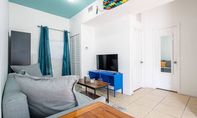 Little Haiti House | Cute little home with free parking - La Haciendita