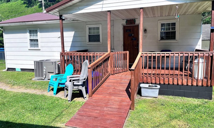 Whitman House | Cute Little Whole House For Rent Franklin’s Lodge