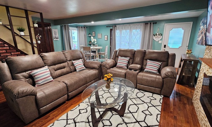 Cheektowaga House | Cute n spacious Westbrook home very close to Buffalo Int Airport and everywhere!