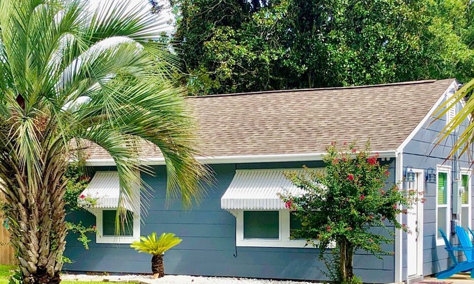 West Pensacola House | Cute, Peaceful Home, Centrally Located in West Pensacola