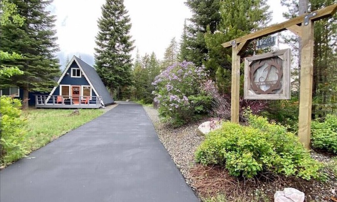 Donnelly Cabin | Cute, Pet Friendly Cabin with Hot Tub