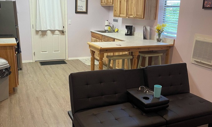 Holly Hill House | CUTE PRIVATE 1 BEDROOM HOUSE 1.5 MILES FROM BEACH