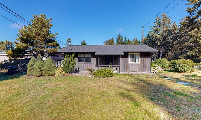 Long Beach House | Cute Quaint Cabin by the Sea, w/fire pit, wood-burning fireplace & WIFI