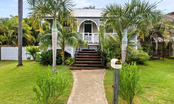 Silkstone House | Cute Queenslander Cottage. Pet Friendly. Fully airconditioned.