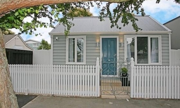Christchurch City Centre Cottage | Cute Refurbished 1860's Cottage