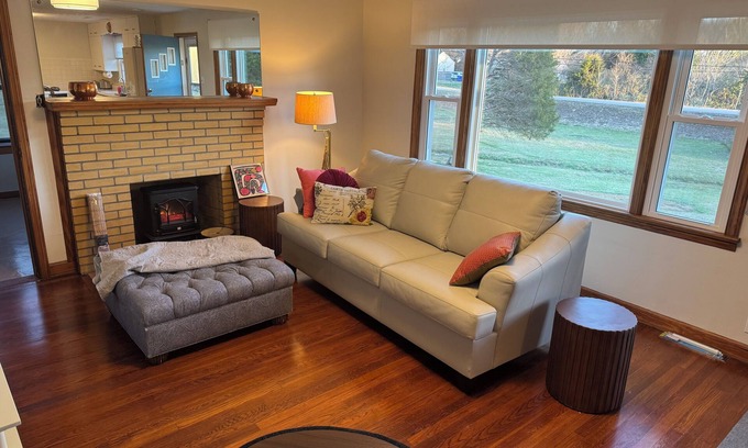 Knoxville House | Cute Retro House in Knoxville Countryside