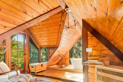 Crestline House | Cute Romantic Cabin With Hot Tub 5 Min from Lake