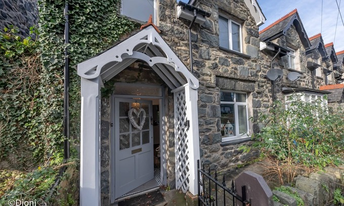 Llanbedr Cottage | Cute Stone Cottage with Wood Burning Stove in Llanbedr | Bodelen