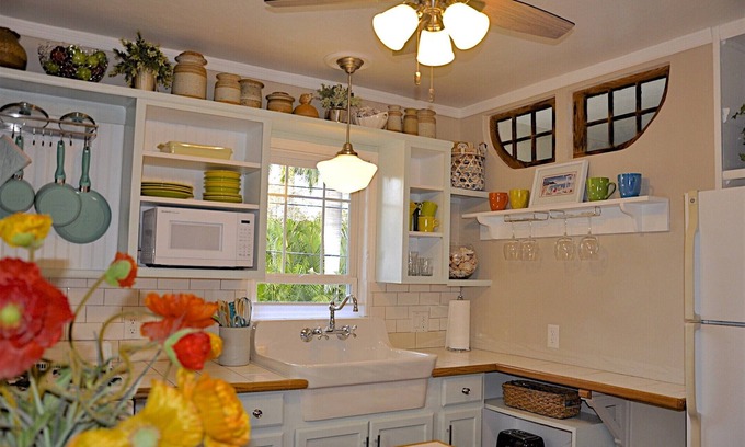 Historic Old Northeast Apartment | Cute studio with courtyard one block from waterfront parks!