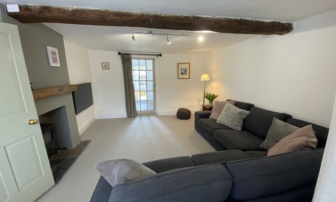 Long Itchington Cottage | Cute, stylish cottage full of character