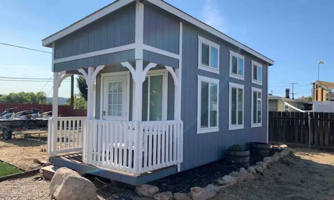 Lakeside House | Cute Tiny House in Lakeside