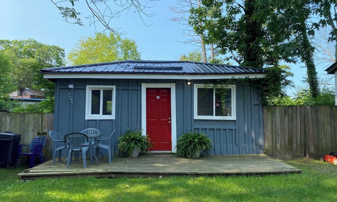 Wasaga Beach Apartment | Cute Wasaga Beach Studio cottage 2 min. walk to beach 1!