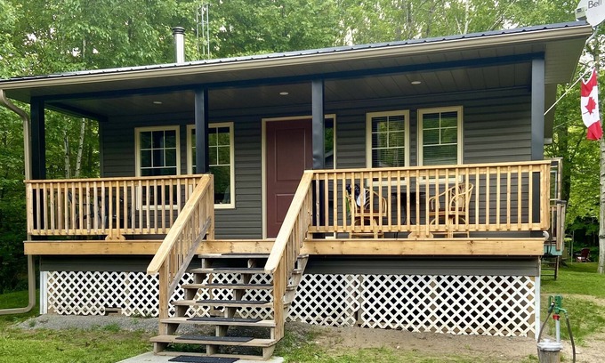 Katrine Cottage | Cute Waterfront Cottage Magnetawan River Private
