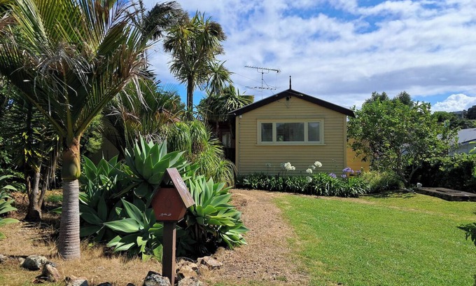 Oneroa Cottage | Cute wee bach within walking distance of beaches and village