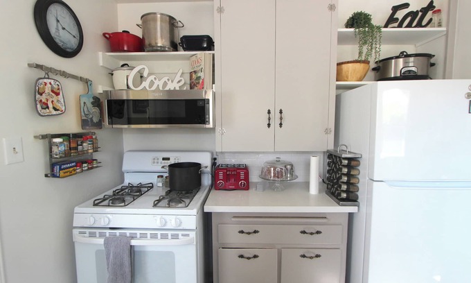 Lompoc House | Cute Wine Country Cottage with big back yard for entertaining