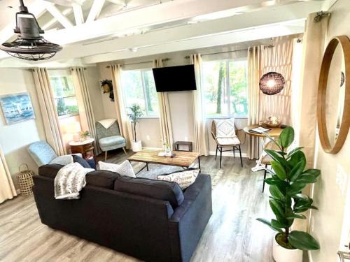 Cadiz House | Cutest Cozy Getaway Cottage with Sunset Lakeview