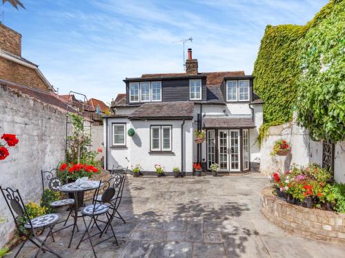 Roydon House | Cutters Cottage