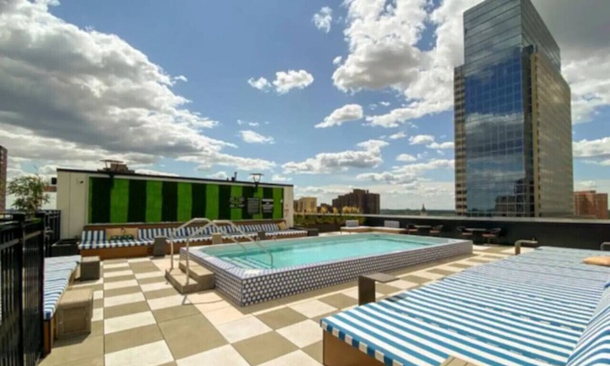 Downtown Minneapolis Apartment | CW 2 BR Sky Lounge Rooftop Pool Gym T