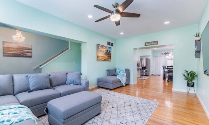 Central West End House | CWE Getaway – Entire Home + Free Parking, Close to Fox, Universities, and More!