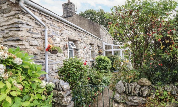 Beddgelert House | Cwm Caeth Cottage