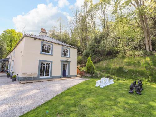 Acrefair House | Cwmalis Hall
