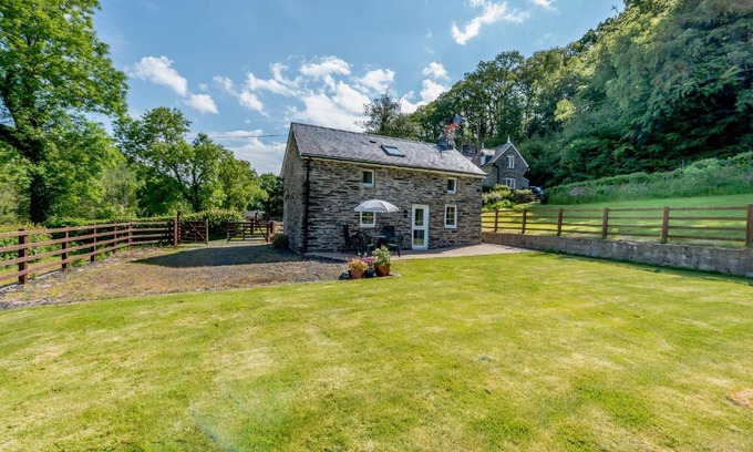 Newcastle Emlyn House | Cwmdu Cottage