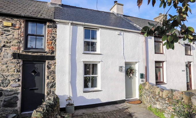 Dwyran House | CWRT, pet friendly, with open fire in Niwbwrch (Newborough)
