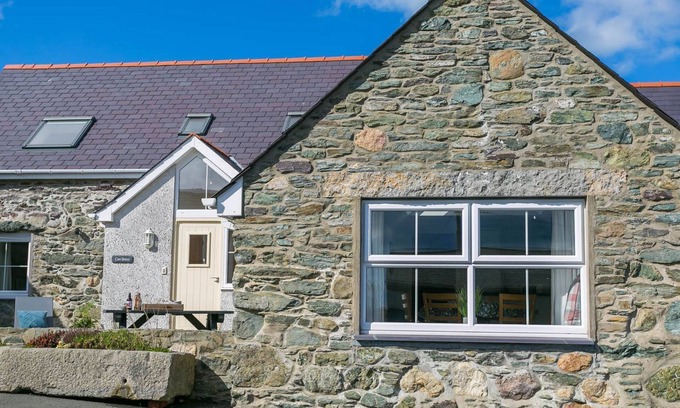 Holyhead Cottage | Cwt Drecs - an on the beach that sleeps 6 guests in 3 bedrooms