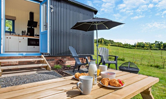 Ammanford House | Cwt Glas - One Bedroom House, Sleeps 2