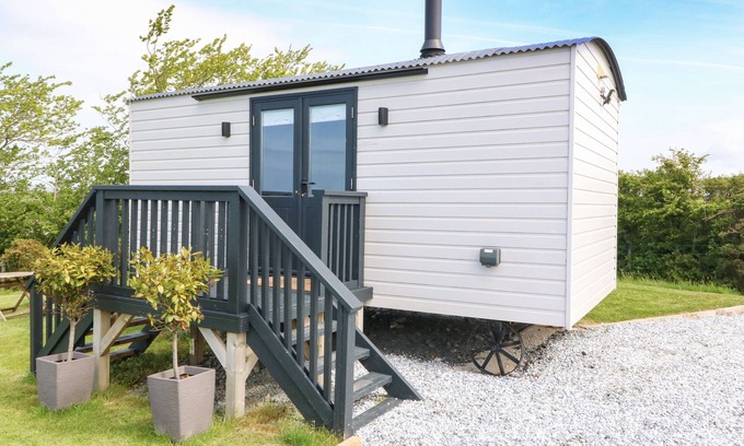 Llanfachraeth Cottage | CWT Y RHOS, pet friendly, character holiday cottage in Valley