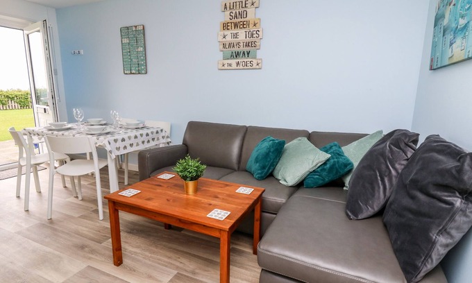 New Quay Cottage | CWTSH CRAGEN, pet friendly, character holiday cottage in New Quay