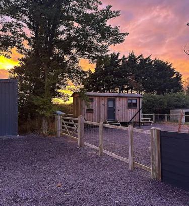 Menai Bridge Apartment | Cybi, Modern Shepherds Hut with Games Room Access