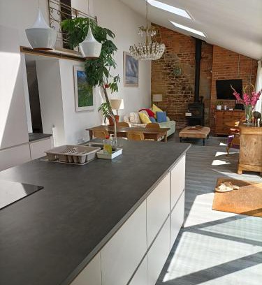 Uppingham House | Cybil's Retreat - Renovated 2 bedroom house with enclosed garden