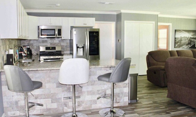 Leon Valley House | CYC Lounge with Guest House
