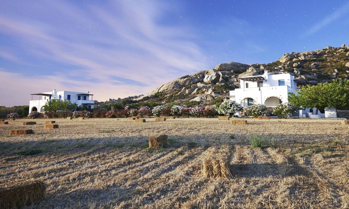 Plaka House | Cycladic House near the sea
