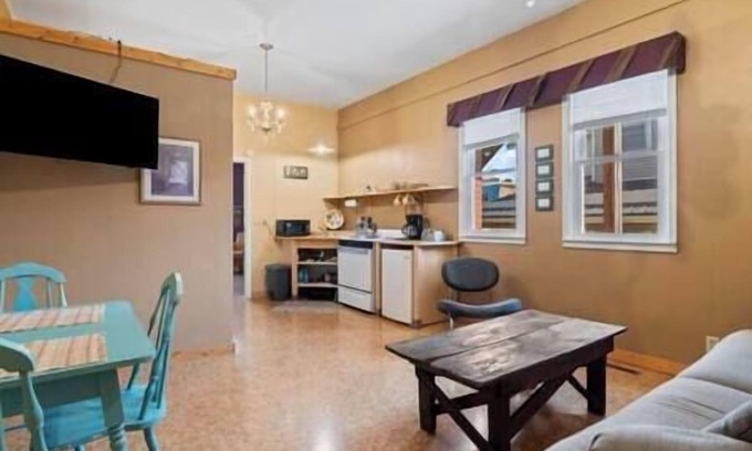 Elkader Apartment | Cycle Suite – Cozy Downtown Retreat in Elkader