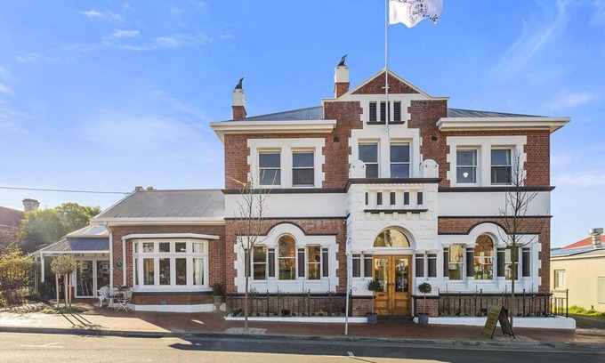 Cygnet Bed & Breakfast | CygnetOldBank- Accommodation, Cafe Escape the everyday, style & bliss
