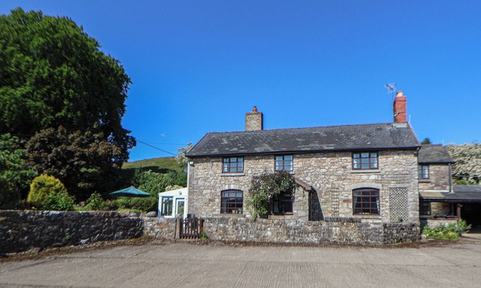 Oswestry Cottage | CYNYNION UCHAF, pet friendly, character holiday cottage in Trefonen