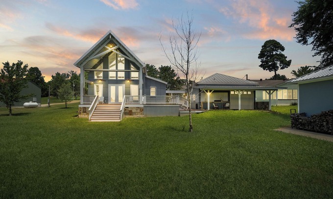 Negreet House | Déjà Blue, Wi-fi, Pier, Stunning Views, Cozy Neighborhood