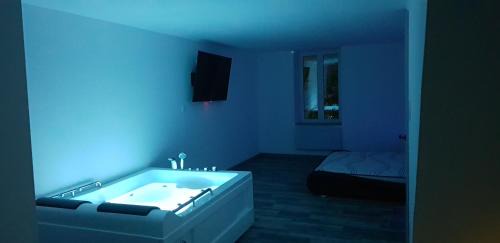 Hannonville-sous-les-Cotes Apartment | Détente sous les Côtes baignoire balnéo