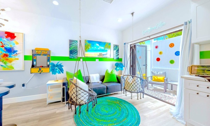 North Hollywood House | D. Hip NoHo Haven Near Universal & Hollywood: Hot Tub - Family - Parking - Games