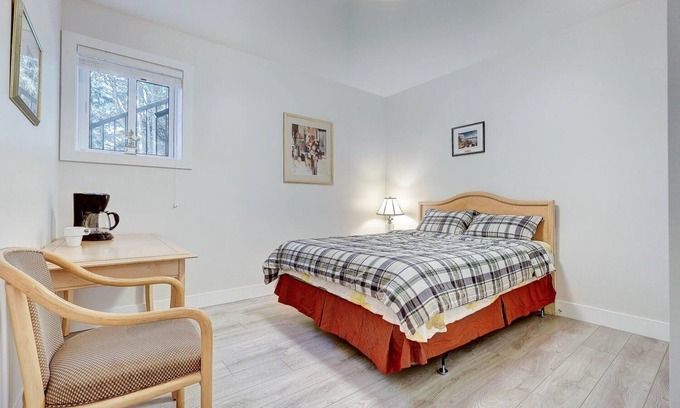 West Vancouver House | D Peaceful Stay Queen Room Dedicated Bathroom