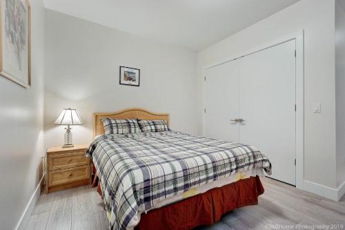 Dundarave House | D Peaceful Stay in Queen Room -Dedicated Bathroom