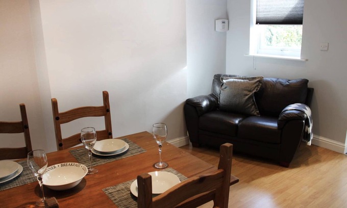 Beighton House | D's Place Close to J30/J31 on M1 - FREE PARKING - Spacious