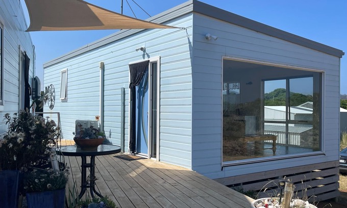 Dolphin Sands Ski Chalet | d'Sands on Great Oyster Bay.